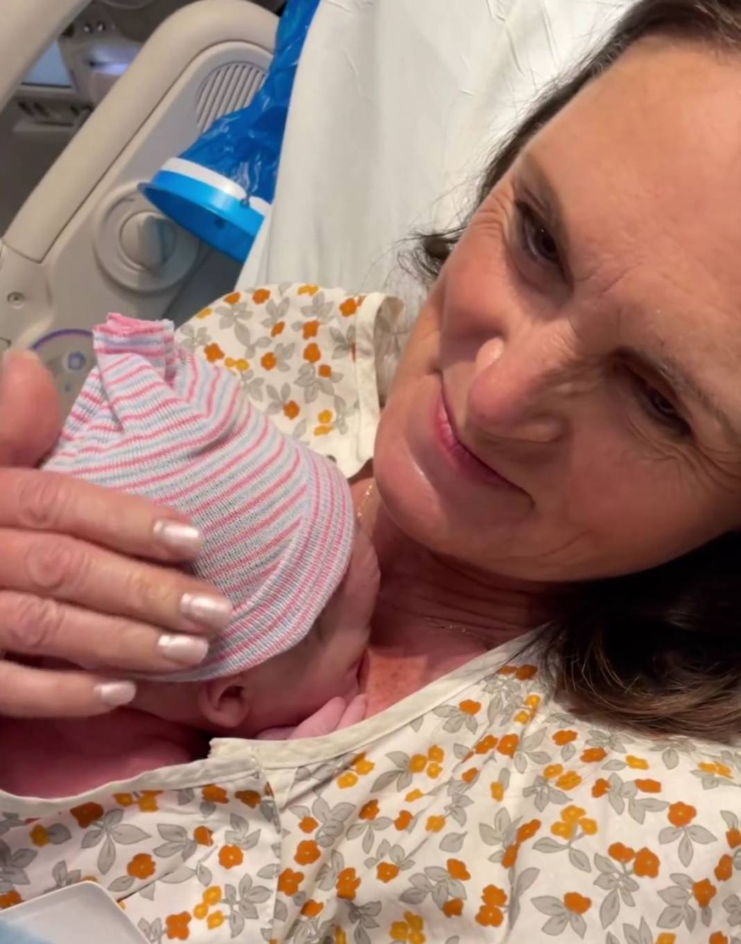 56 yaşındaki kadın, torununu doğurdu 10